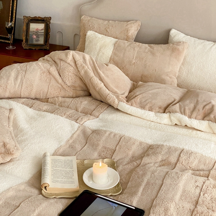 91家纺网 家纺一手货源 找家纺 潘朵拉 2023新款兔毛四宫格极有家小红书风格拼色牛奶绒四件套 梵希（奶咖）