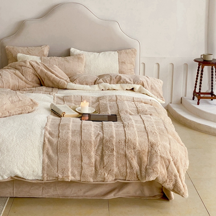 91家纺网 家纺一手货源 找家纺 潘朵拉 2023新款兔毛四宫格极有家小红书风格拼色牛奶绒四件套 梵希（奶咖）