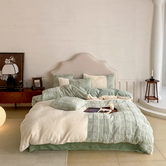 91家纺网 家纺一手货源 找家纺 （总）潘朵拉 2023新款兔毛四宫格极有家小红书风格拼色牛奶绒四件套