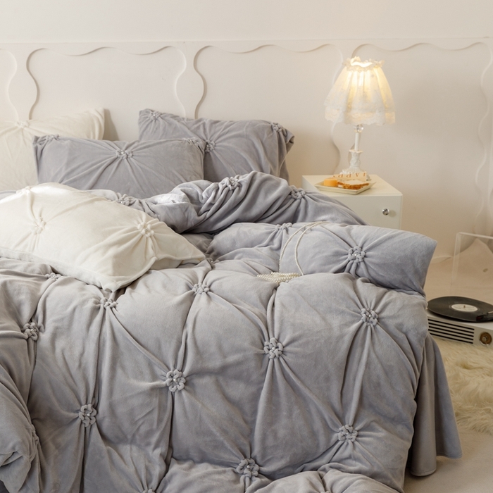 91家纺网 家纺一手货源 找家纺 金奇达家纺 2023新款【珍珠引力】240g云朵绒四件套 云朵绒迷灰灰