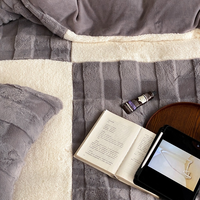 91家纺网 家纺一手货源 找家纺 潘朵拉 2023新款兔毛四宫格极有家小红书风格拼色牛奶绒四件套 梵希（灰）