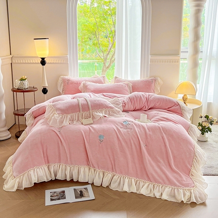 91家纺网 家纺一手货源 找家纺 （总）可以家居 2023新款高克重牛奶绒绣花花边款四件套汇总