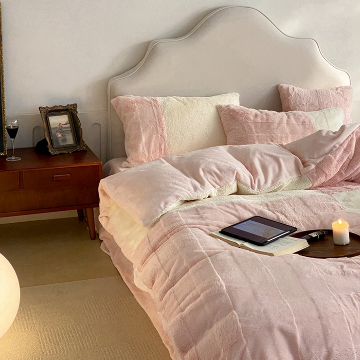 91家纺网 家纺一手货源 找家纺 潘朵拉 2023新款兔毛四宫格极有家小红书风格拼色牛奶绒四件套 梵希（粉）