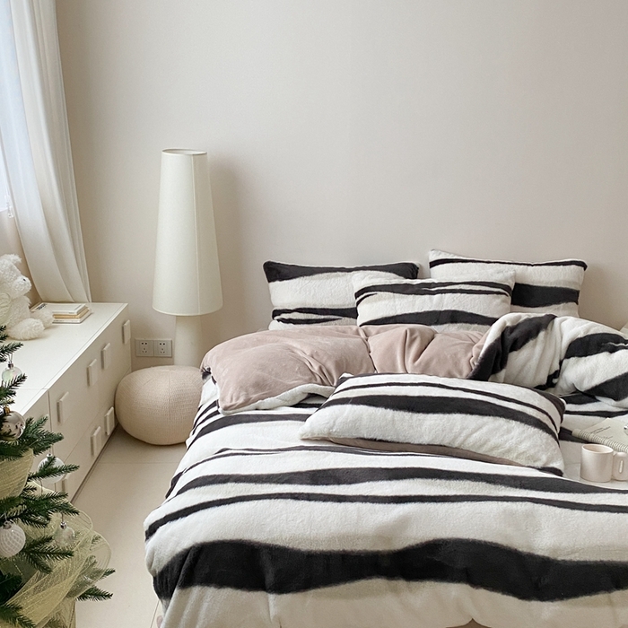 91家纺网 家纺一手货源 找家纺 潘朵拉 2023新款秋冬ins韩风专版印花保暖兔兔毛绒四件套 清欢（灰）