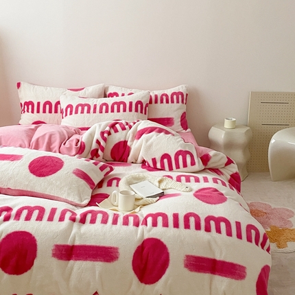 91家纺网 家纺一手货源 找家纺 潘朵拉 2023新款秋冬ins韩风专版印花保暖兔兔毛绒四件套 思恋（玫粉）