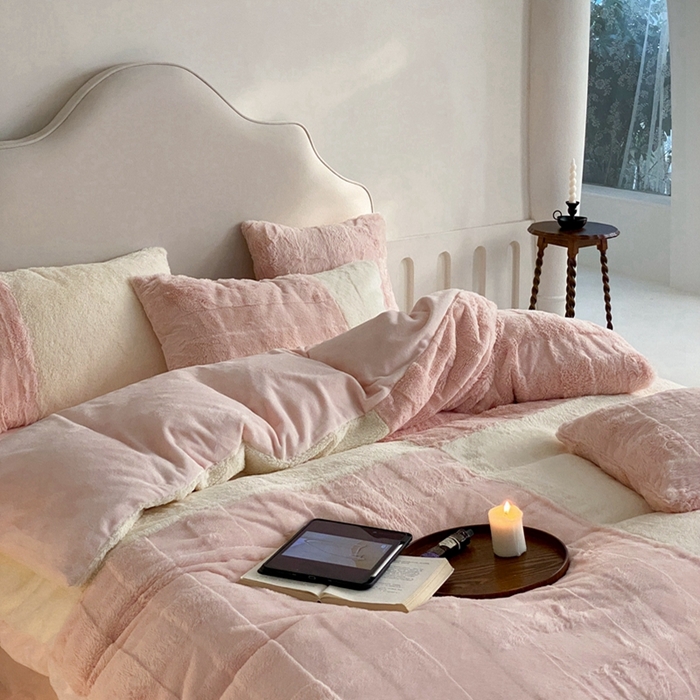 91家纺网 家纺一手货源 找家纺 潘朵拉 2023新款兔毛四宫格极有家小红书风格拼色牛奶绒四件套 梵希（粉）