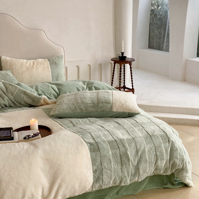 91家纺网 家纺一手货源 找家纺 （总）潘朵拉 2023新款兔毛四宫格极有家小红书风格拼色牛奶绒四件套