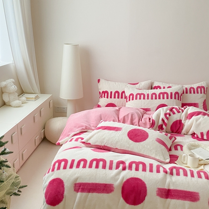 91家纺网 家纺一手货源 找家纺 潘朵拉 2023新款秋冬ins韩风专版印花保暖兔兔毛绒四件套 思恋（玫粉）