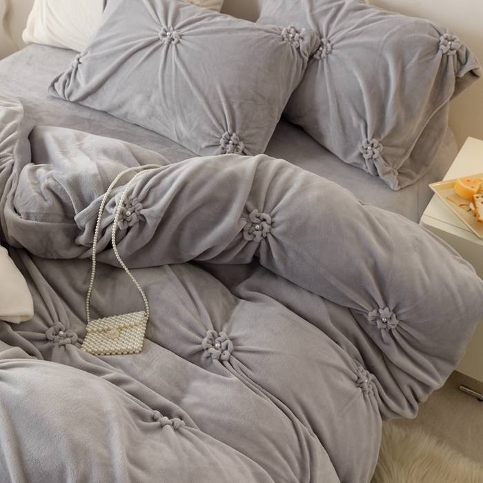 91家纺网 家纺一手货源 找家纺 金奇达家纺 2023新款【珍珠引力】240g云朵绒四件套 云朵绒迷灰灰