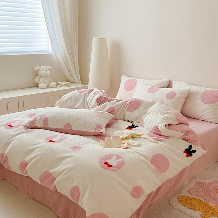 91家纺网 家纺一手货源 找家纺 潘朵拉 2023新款秋冬ins韩风专版印花保暖兔兔毛绒四件套 小桃兔兔（粉）