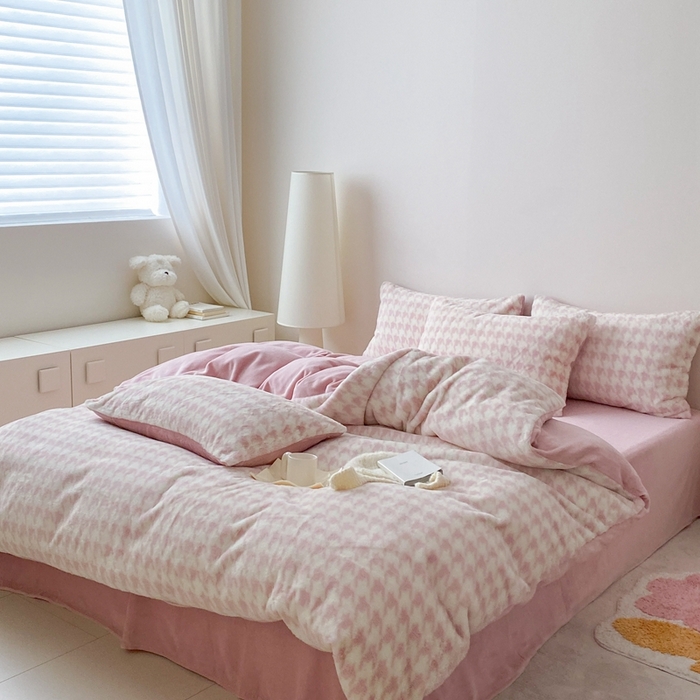 91家纺网 家纺一手货源 找家纺 潘朵拉 2023新款秋冬ins韩风专版印花保暖兔兔毛绒四件套 乔安（粉）