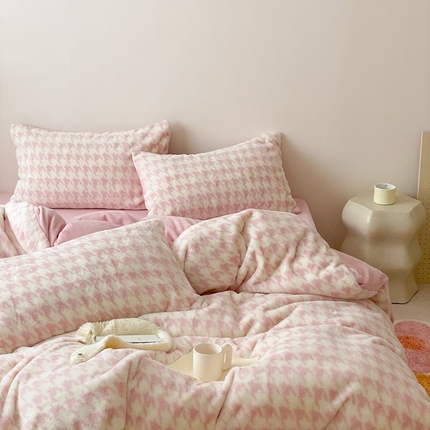 91家纺网 家纺一手货源 找家纺 潘朵拉 2023新款秋冬ins韩风专版印花保暖兔兔毛绒四件套 乔安（粉）