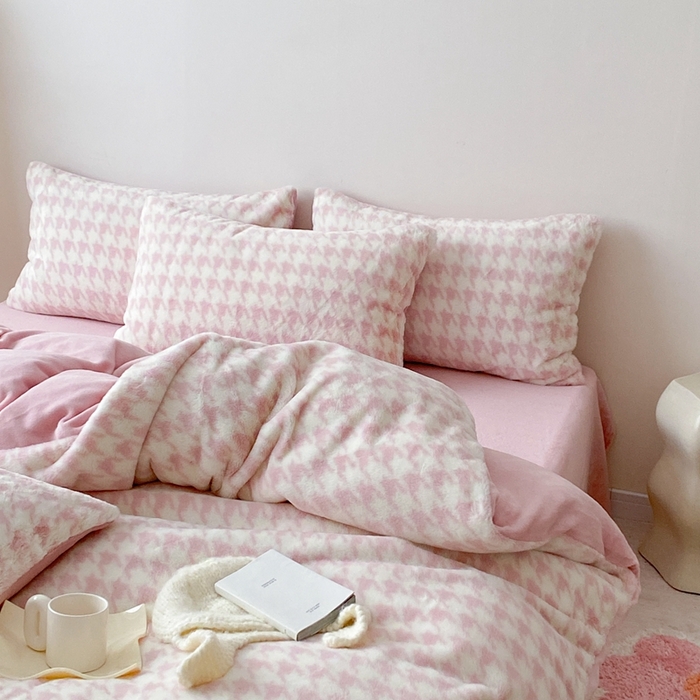 91家纺网 家纺一手货源 找家纺 潘朵拉 2023新款秋冬ins韩风专版印花保暖兔兔毛绒四件套 乔安（粉）