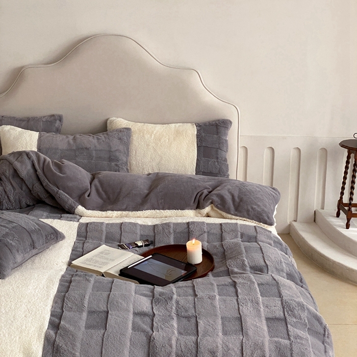 91家纺网 家纺一手货源 找家纺 潘朵拉 2023新款兔毛四宫格极有家小红书风格拼色牛奶绒四件套 梵希（灰）