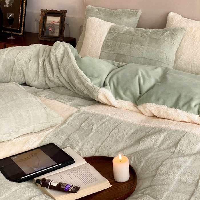 91家纺网 家纺一手货源 找家纺 （总）潘朵拉 2023新款兔毛四宫格极有家小红书风格拼色牛奶绒四件套