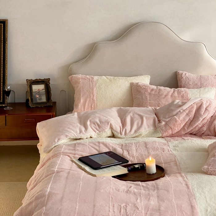 91家纺网 家纺一手货源 找家纺 潘朵拉 2023新款兔毛四宫格极有家小红书风格拼色牛奶绒四件套 梵希（粉）