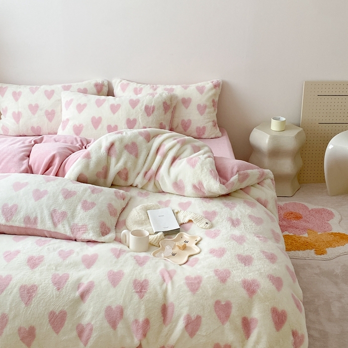 91家纺网 家纺一手货源 找家纺 潘朵拉 2023新款秋冬ins韩风专版印花保暖兔兔毛绒四件套 与你（粉）