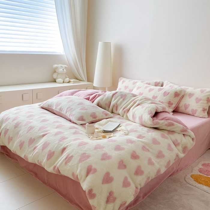 91家纺网 家纺一手货源 找家纺 潘朵拉 2023新款秋冬ins韩风专版印花保暖兔兔毛绒四件套 与你（粉）