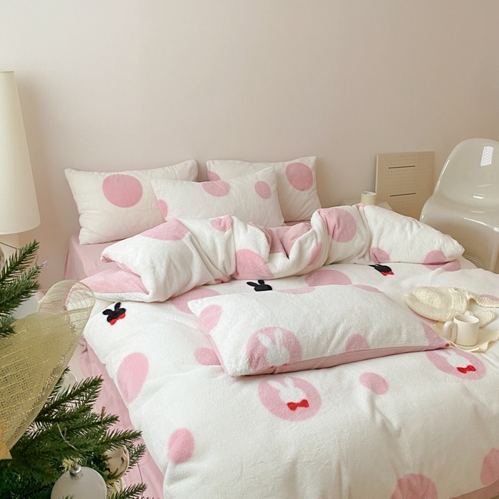 91家纺网 家纺一手货源 找家纺 潘朵拉 2023新款秋冬ins韩风专版印花保暖兔兔毛绒四件套 小桃兔兔（粉）