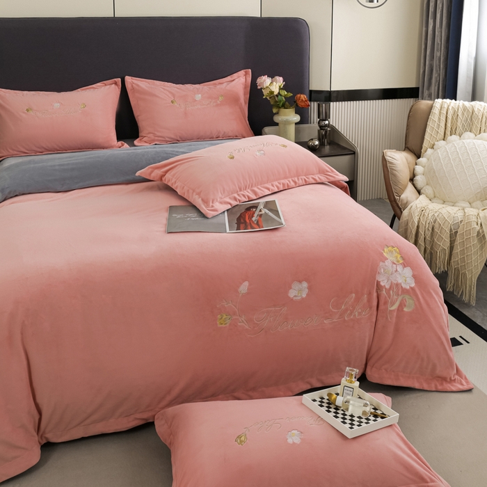 91家纺网 家纺一手货源 找家纺 银石 2023新款高克重婴儿绒宝宝绒轻奢绣花四件套 倾城 倾城（粉）