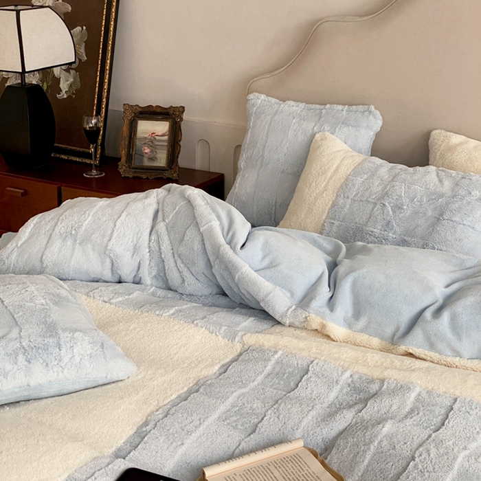 91家纺网 家纺一手货源 找家纺 潘朵拉 2023新款兔毛四宫格极有家小红书风格拼色牛奶绒四件套 梵希（蓝）