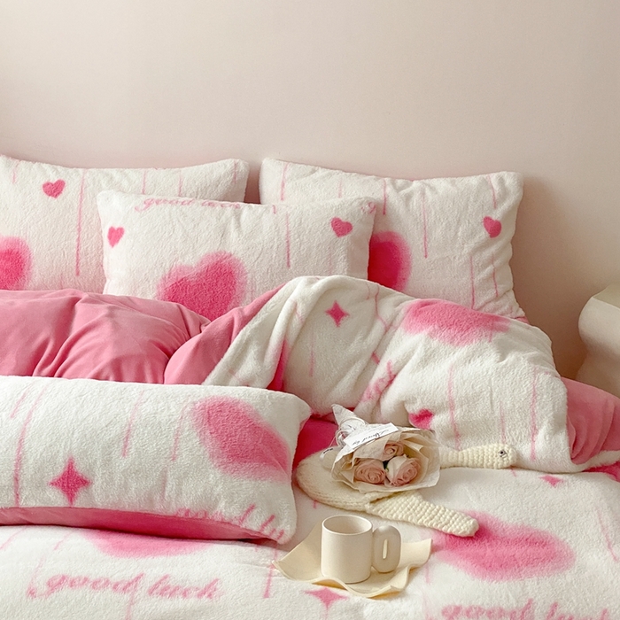 91家纺网 家纺一手货源 找家纺 潘朵拉 2023新款秋冬ins韩风专版印花保暖兔兔毛绒四件套 一梦繁星（火龙果色）