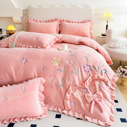 91家纺网 家纺一手货源 找家纺 （总）可以家居 2023新款高克重牛奶绒绣花花边款四件套汇总