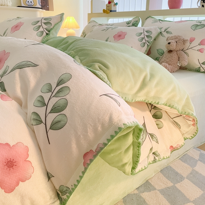 91家纺网 家纺一手货源 找家纺 安哆啦家纺 2024新款牛奶绒三角针四件套 花丛间