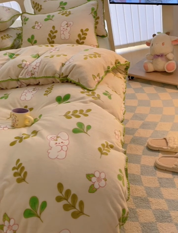 91家纺网 家纺一手货源 找家纺 安哆啦家纺 2024新款牛奶绒三角针四件套 绿叶兔兔