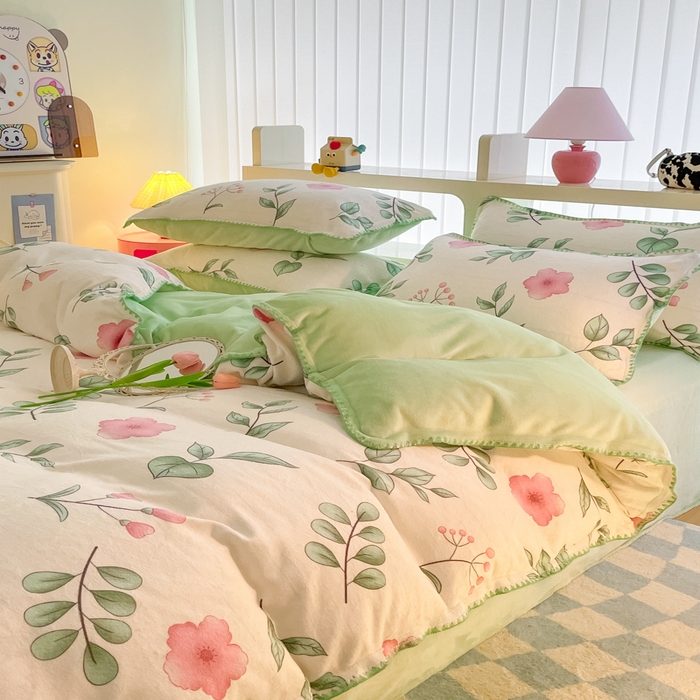 91家纺网 家纺一手货源 找家纺 安哆啦家纺 2024新款牛奶绒三角针四件套 花丛间