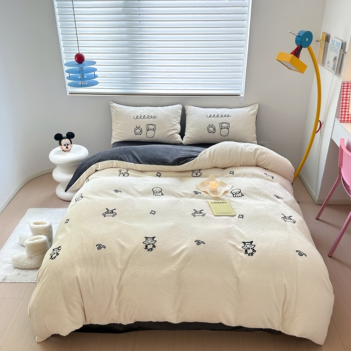 91家纺网 家纺一手货源 找家纺 星期八 2023新款牛奶绒毛巾绣四件套 机器狗