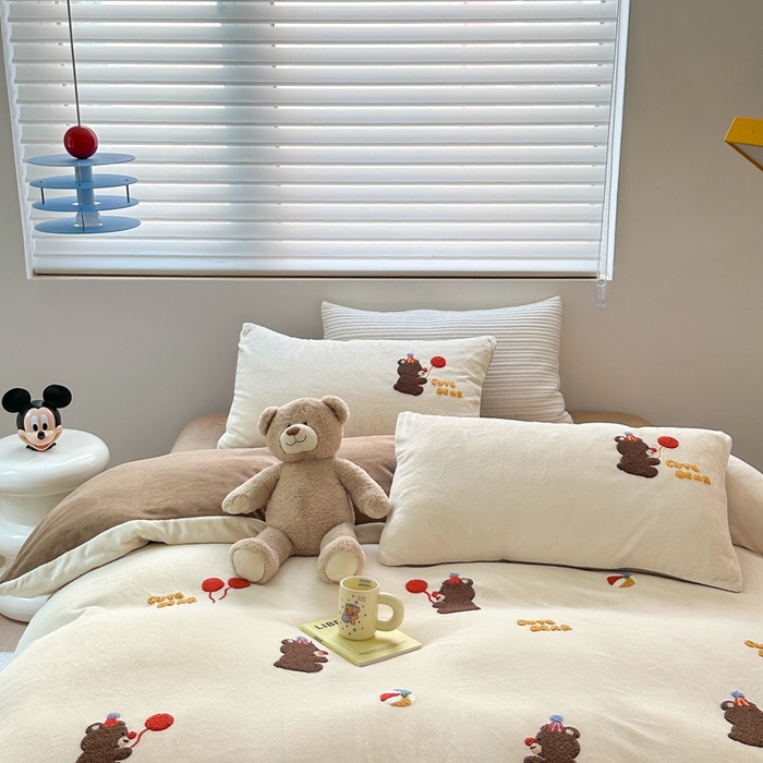 91家纺网 家纺一手货源 找家纺 星期八 2023新款牛奶绒毛巾绣四件套 气球熊