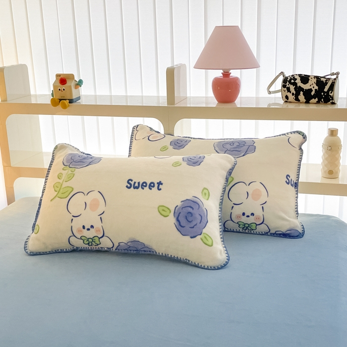 91家纺网 家纺一手货源 找家纺 安哆啦家纺 2024新款牛奶绒三角针四件套 蓝花小兔