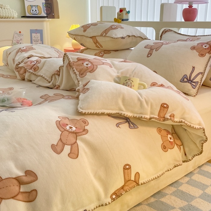 91家纺网 家纺一手货源 找家纺 安哆啦家纺 2024新款牛奶绒三角针四件套 玩具熊