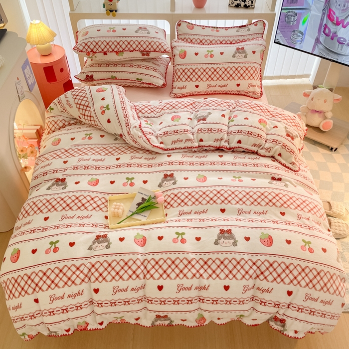 91家纺网 家纺一手货源 找家纺 安哆啦家纺 2024新款牛奶绒三角针四件套 草莓女孩