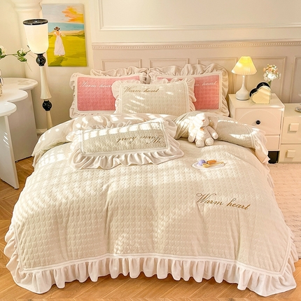 91家纺网 家纺一手货源 找家纺 （总）七七家纺 2025新款雕花牛奶绒格蕾丝四件套