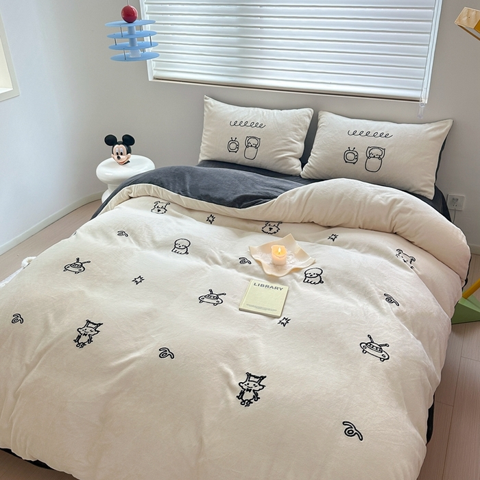 91家纺网 家纺一手货源 找家纺 星期八 2023新款牛奶绒毛巾绣四件套 机器狗