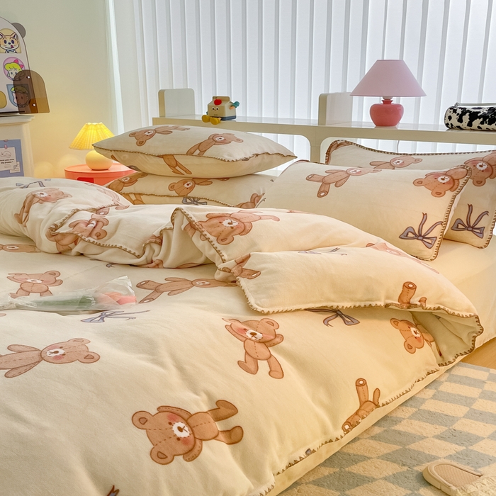 91家纺网 家纺一手货源 找家纺 安哆啦家纺 2024新款牛奶绒三角针四件套 玩具熊