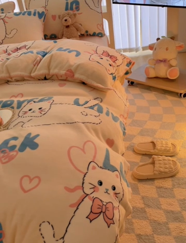 91家纺网 家纺一手货源 找家纺 安哆啦家纺 2024新款牛奶绒三角针四件套 英文猫咪