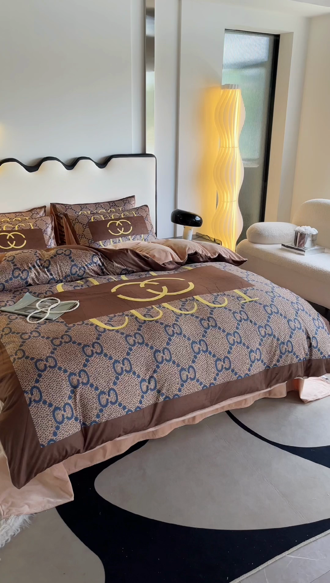 91家纺网 家纺一手货源 找家纺 色鬼 2023新款网红款潮牌婴儿绒宝宝绒印花牛奶绒四件套 经典咖