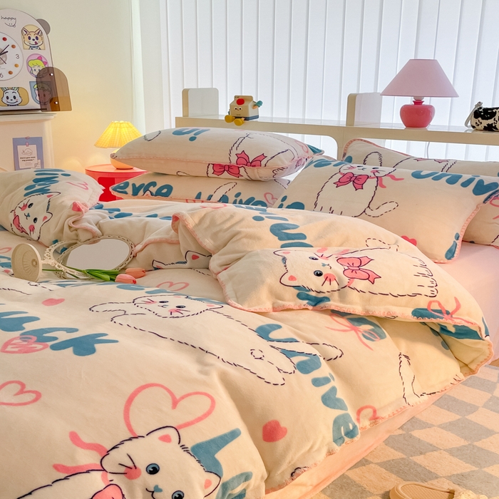 91家纺网 家纺一手货源 找家纺 安哆啦家纺 2024新款牛奶绒三角针四件套 英文猫咪