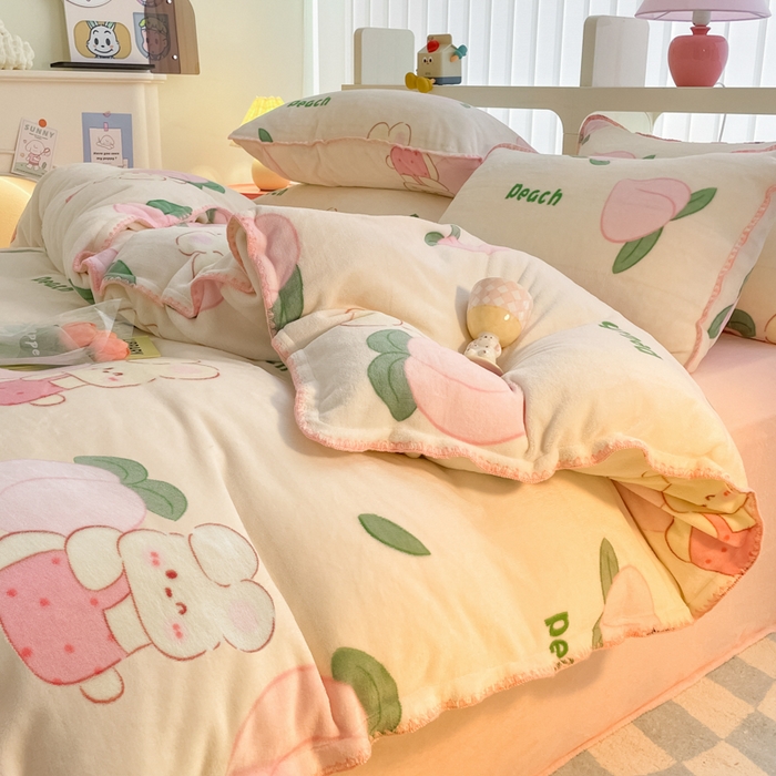 91家纺网 家纺一手货源 找家纺 安哆啦家纺 2024新款牛奶绒三角针四件套 桃桃兔兔