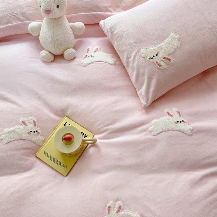 91家纺网 家纺一手货源 找家纺 星期八 2023新款牛奶绒毛巾绣四件套 萌萌兔