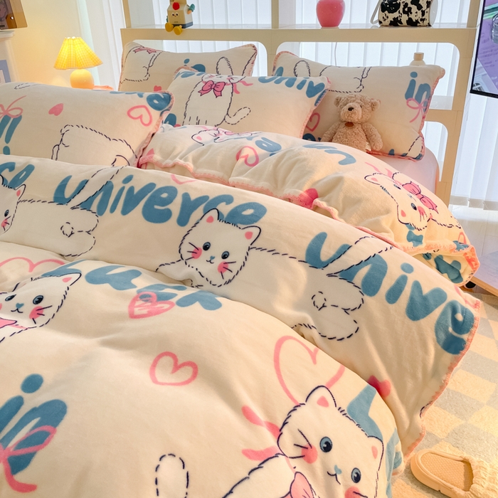 91家纺网 家纺一手货源 找家纺 安哆啦家纺 2024新款牛奶绒三角针四件套 英文猫咪