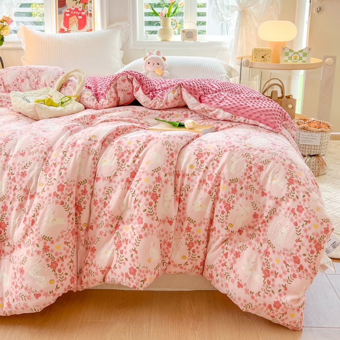 91家纺网 家纺一手货源 找家纺 居易简 2025新款水洗棉双层纱豆豆被 小桃兔兔