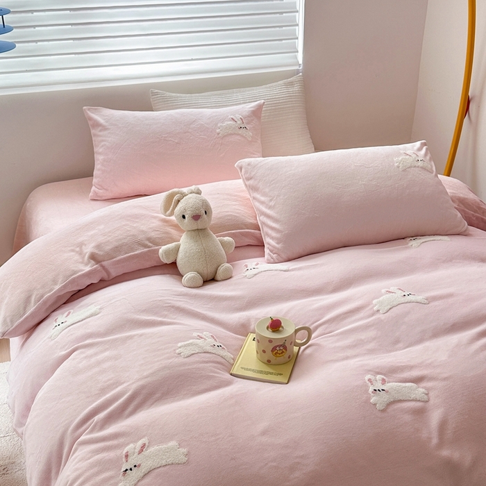 91家纺网 家纺一手货源 找家纺 星期八 2023新款牛奶绒毛巾绣四件套 萌萌兔