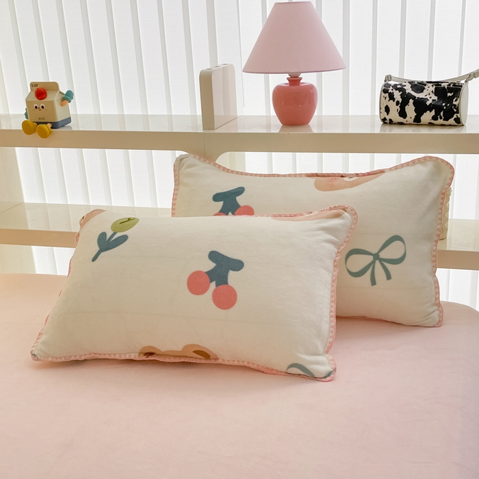 91家纺网 家纺一手货源 找家纺 安哆啦家纺 2024新款牛奶绒三角针四件套 小熊宝