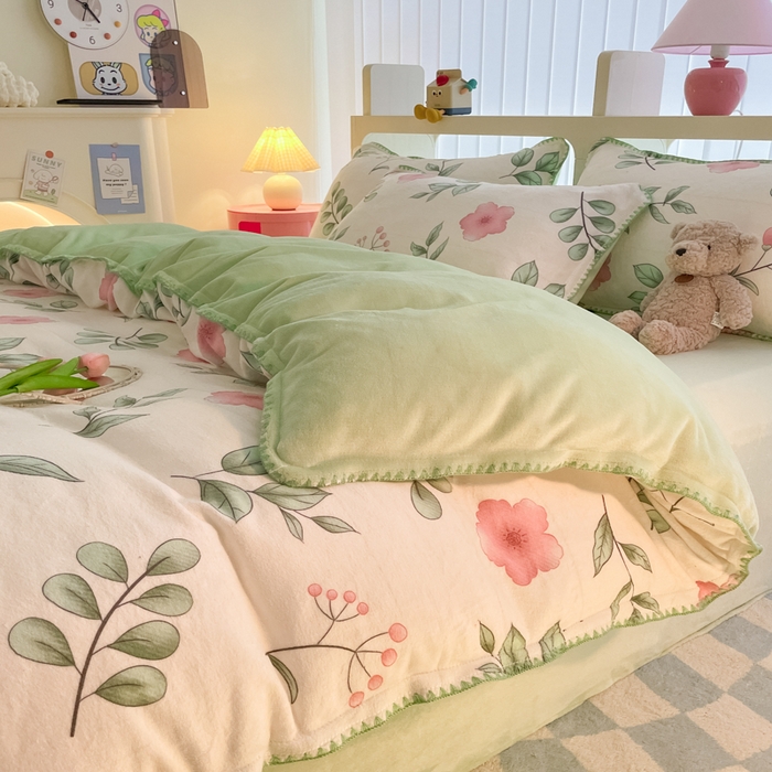 91家纺网 家纺一手货源 找家纺 安哆啦家纺 2024新款牛奶绒三角针四件套 花丛间