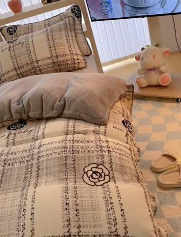 91家纺网 家纺一手货源 找家纺 安哆啦家纺 2024新款牛奶绒三角针四件套 格调花