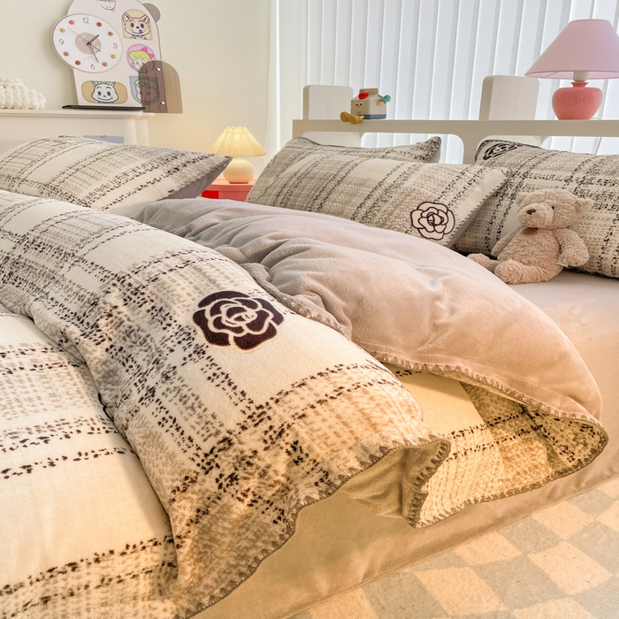 91家纺网 家纺一手货源 找家纺 安哆啦家纺 2024新款牛奶绒三角针四件套 格调花